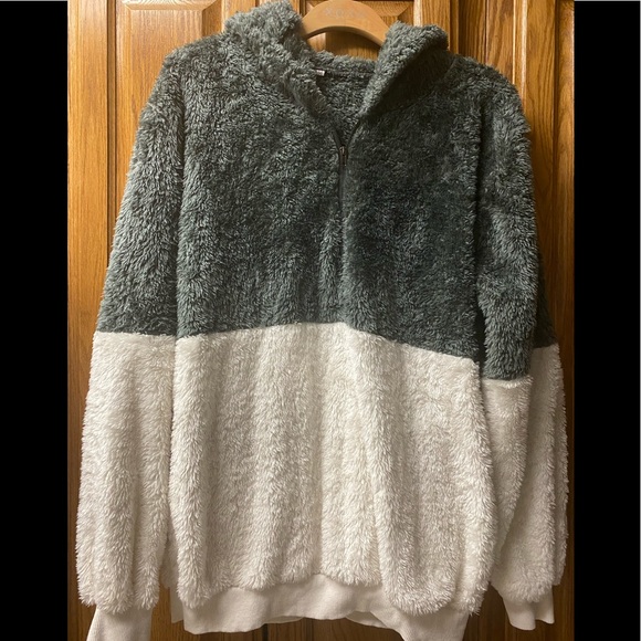 Soft, Furry and Oh-So-Comfy Pullover with Hood, M - Picture 6 of 8